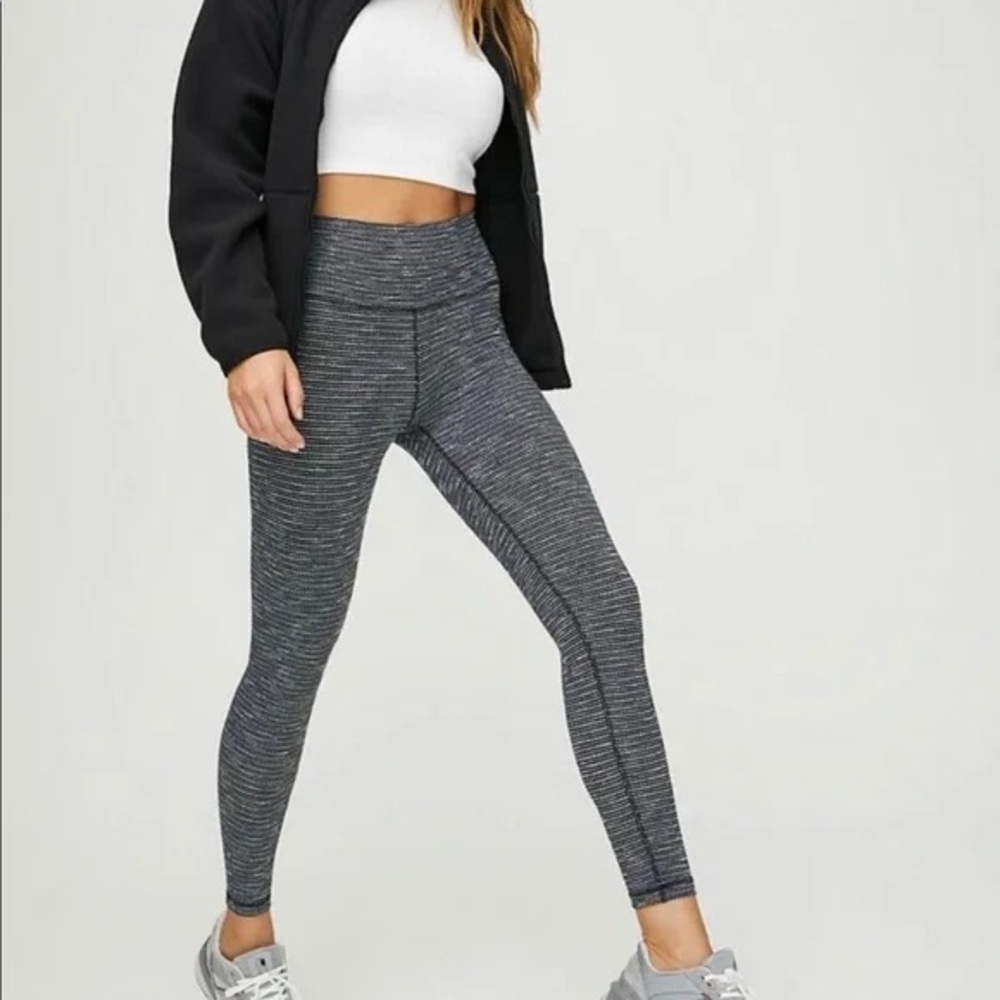 TNA Chill Atmosphere Cross Waist Legging
